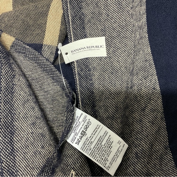 Banana Republic Wrap Shawl Scarf Navy Plaid Wool Blend Adult One Size NWT - Picture 6 of 8